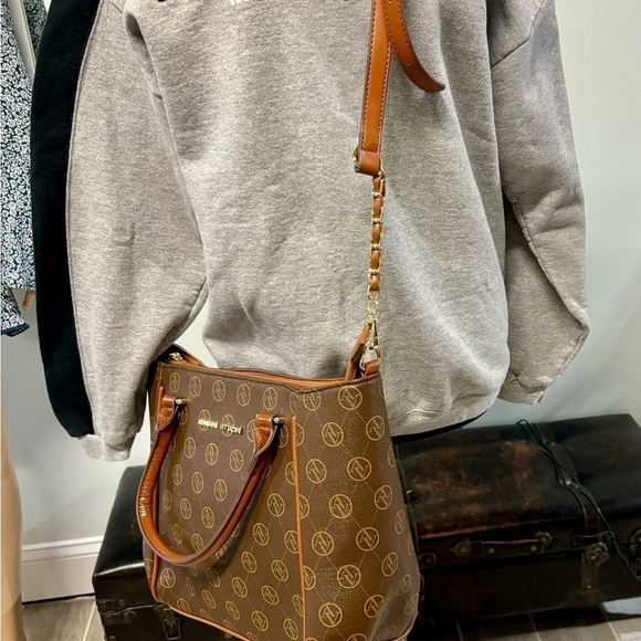❤️Adrienne Vittadini Signature Satchel - Picture 5 of 7
